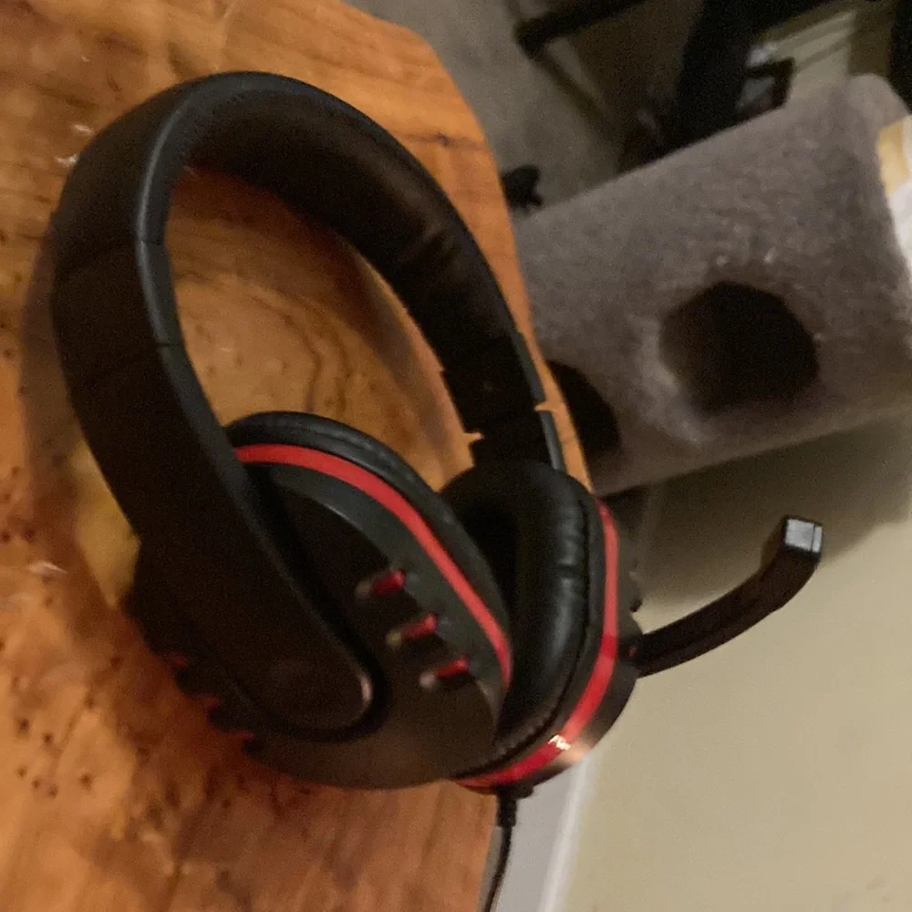 Wired headphones with microphone working condition